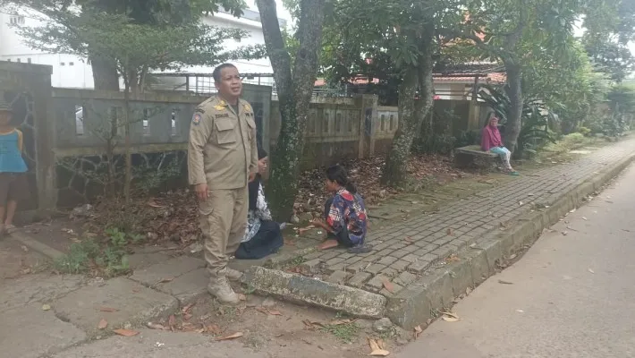 Foto: Satpol PP Kabupaten Tangerang amankan seorang wanita diduga alami gangguan jiwa resahkan warga. (Ist.)