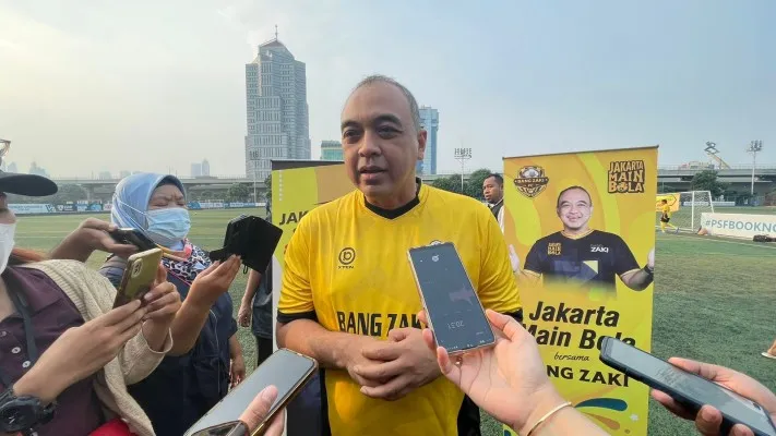 Ketua DPD Golkar DKI, Ahmed Zaki Iskandar mengajak generasi muda main sepak bola. (Ist)