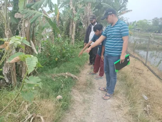 Foto: Petugas Reskrim Polsek Tanara yang dipimpin Ipda Arpan saat melakukan penyelidikan di lokasi penganiayaan di Serang. (ist)