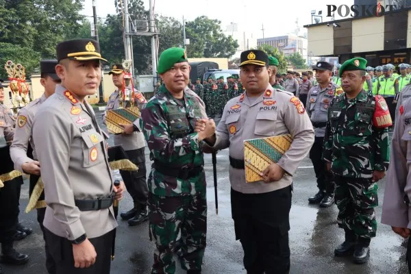 Penghargaan diberikan kepada personel Polres Metro Depok dan Kodim Depok, bertepatan dengan Harkitnas. (angga)