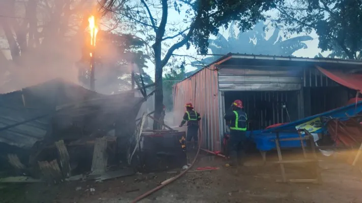 Foto: Diduga bakar sampah, kios sayuran di Babelan, Kabupaten Bekasi, terbakar. (Ist.)