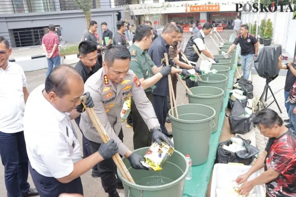 Polres Metro Jakarta Barat memusnahkan ratusan kilogram barang bukti narkotika jenis sabu dan daun ganja hasil ungkapan selama tiga bulan terakhir. Pandi