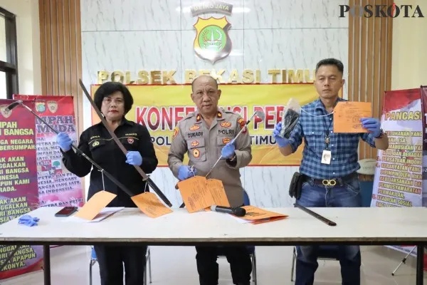 Foto: Polsek Bekasi Timur menggelar jumpa pers bentrok antar geng di Bekasi Timur lukai 1 orang, 10 Orang dicokok Polisi. (Poskota/Ihsan Fahmi)