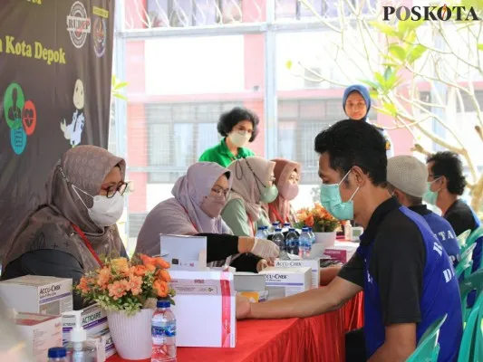 Sejumlah tahanan rutan Depok menjalani pemeriksaan kesehatan penyakit menular. (Angga)