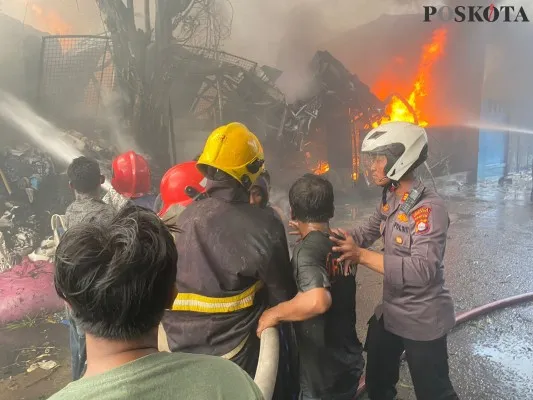 Kapolsek Pasar Kemis ikut berjibaku padamkan kebakaran gudang karpet di Tangerang. (Veronica)