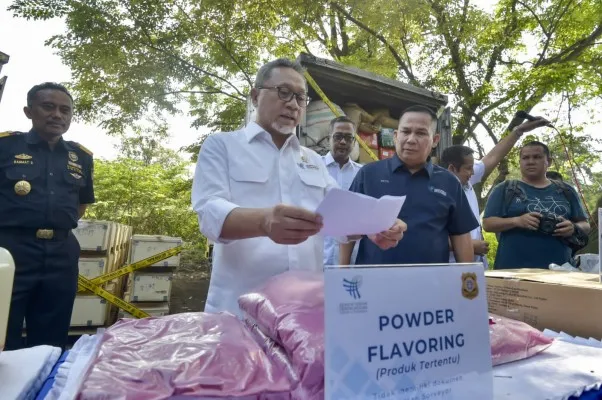 Foto: Menteri Perdagangan (Mendag) RI Zulkifli Hasan memusnahkan barang impor berbagai jenis yang melanggar ketentuan. (Ist.)