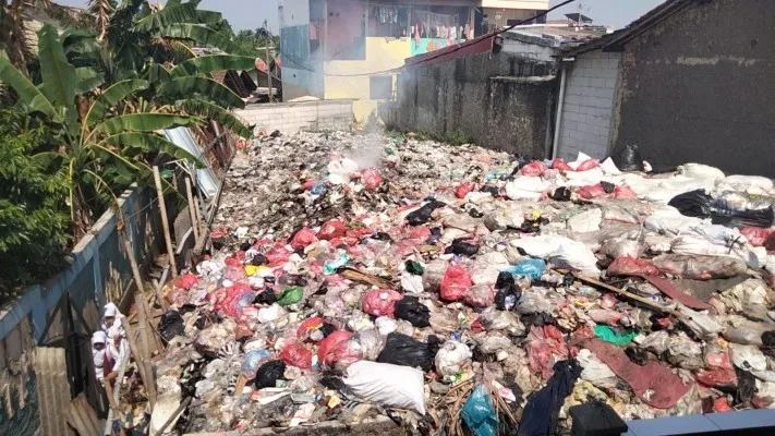 Foto: Sampah di tengah pemukiman warga Kampung Masjid RT 01/04, Desa Bojonggede, Kecamatan Bojonggede, Kabupaten Bogor nampak mengular sekira panjang 200 meter persegi. (Ist.)