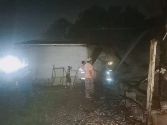 Satu rumah warga di Kampung Babakan Bekasi terbakar, pada Sabtu malam. (Ist)