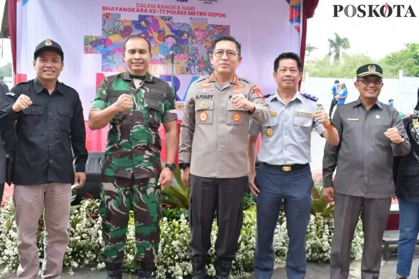 Kapolres Metro Depok bersama unsur tiga pilar dan stakholder dalam acara lomba mural HUT Bhayangkara ke 77. (Angga)