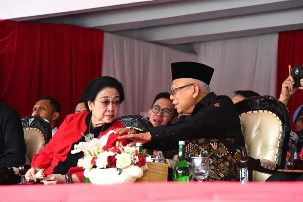 Wapres KH Ma'ruf Amin bersama Ketua Umum DPP PDIP Megawati saat menghadiri Peringatan Puncak Bulan Bung Karno di GBK. (setwapres)