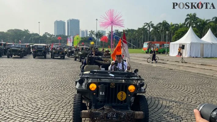 Sekitar 200 Jeep lawas  turut memerihkan HUT Ke-496 Kota Jakarta dengan berkeliling jalan protokol di DKI. (Aldi)