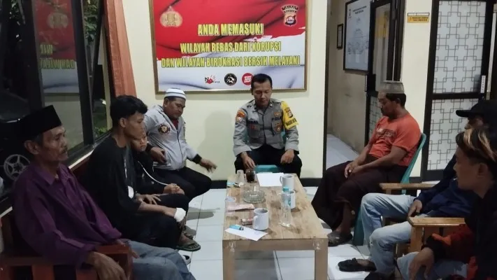 Musyawarah kasus penganiayaan duisaksikan personil Bhabinkamtibmas. (ist)