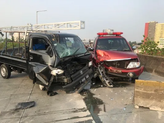 Foto; Mobil Kasie Ops Gulkarmat Jakbar kecelakaan lalu lintas dengan mobil boks di Fly Over Pesing, Jakbar. (Ist.)