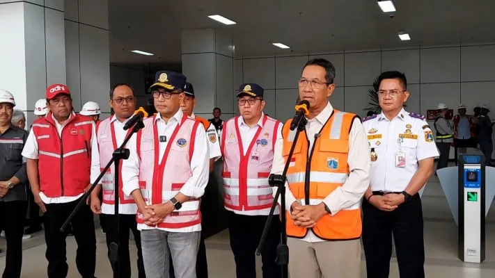 Pj Gubernur DKI Jakarta Heru Budi Hartono bersama Menteri Perhubungan RI Budi Karya Sumadi meninjau Depo LRT. Ist