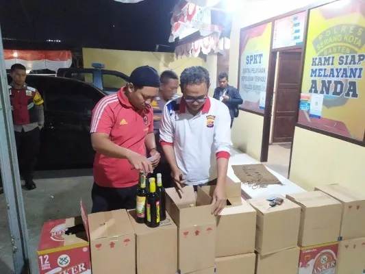 Foto: Daihatsu Sigra Angkut Ratusan Botol Miras Diamankan Personil Polsek Baros.(Ist.)