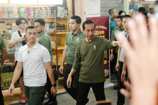 Foto: Presiden Joko Widodo (Jokowi) liburan idul adha mengunjungi kawasan Malioboro, Yogyakarta warga berebut ingin selfie. (Biropers)