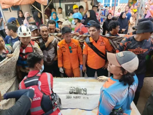 Petugas Tim SAR mengevakuasi jenazah pemuda yang tewas tenggelam di Sungai Citarum saat cui jeroan daging kurban. (Ist)