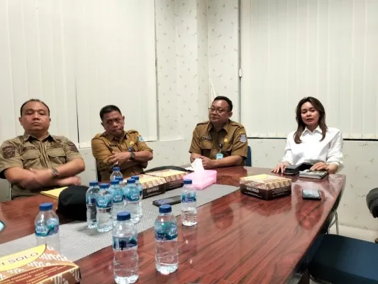 Foto: Kepala BPN Tangsel Shinta Purwitasari didampingi Kabag Tata Pemerintahan Heru Sudarmanto dan Camat Serpong Utara Dahlan. (Ist.)