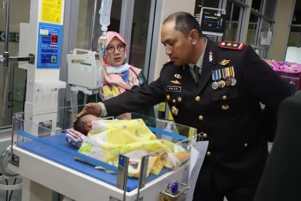 Kapolres Ngawi AKBP Dwiasi Wiyatputera jenguk penemuan bayi di kolong jembatan Klitik. Foto: Ist.