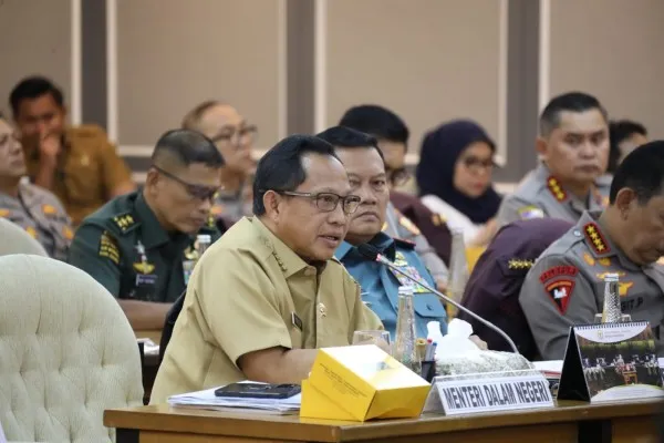 Mendagri Muhammad Tito Karnavian saat konsultasi dengan DPR. (ist)