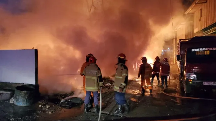 Foto: Kebakaran melanda gudang bahan baku karet ban yang berlokasi di Jalan Mawar 06 RT 03/02 Kelurahan Padurenan, Kecamatan Mustika Jaya, Kota Bekasi, Jawa Barat, Senin (10/7/2023) pagi. (Ist.)