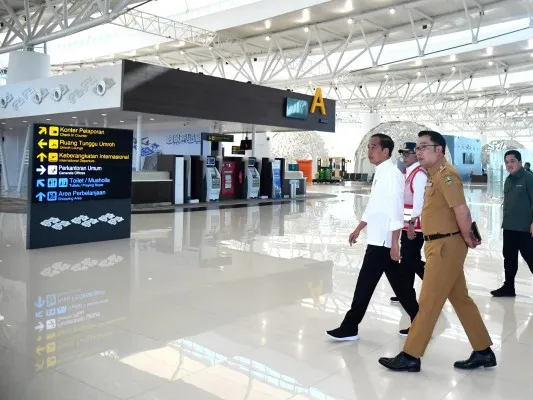 Presiden Joko Widodo saat kunjungi Bandara Kertajati. (biro pers)