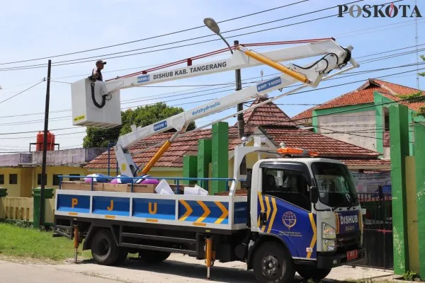 Perbaikan lampu PJU rusak di Kabupaten Tangerang dilakukan Dinas Perhubungan (Dishub). (veronica)