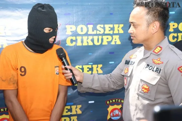 Foto: Modus Tawarkan Pekerjaan, Penipu di Cikupa Dibekuk Polisi. (Poskota/Veronica Prasetio)