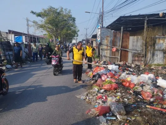 Tumpukkan sampah di Pinggir Jalan Jalan Raya Kampung Lagoa Desa Setia Mulya, Kecamatan Tarumajaya, Kabupaten Bekasi. (Ist.)