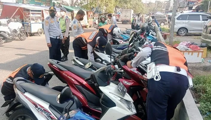 89 Motor parkir sembarangan di bahu jalan kena operasi cabut pentil di City Park Cengkareng. Foto: Ist