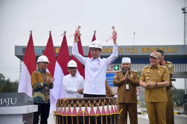 Presiden Joko Widodo saat meresmikan jalan tol ruas Bengkulu-Taba Penanjung. (biro pers)