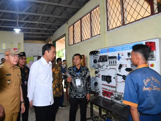 Foto: Presiden RI Joko Widodo (Jokowi) saat meninjau aktivitas belajar di SMKN 2 Bengkulu Tengah. (biro pers)