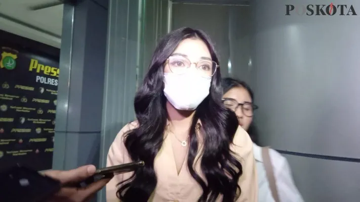 Artis FTV Hasninda Ramadhani selesai menjalani pemeriksaan sebagai pelapor kasus pengancaman hingga pemerasan di Polres Metro Jakarta Barat. (Pandi)