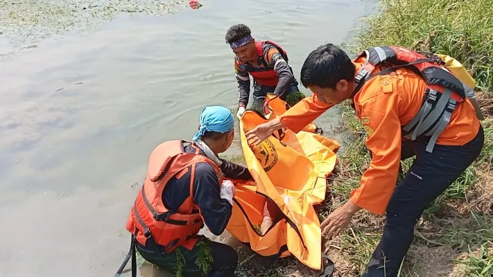 Tim SAR mengevakuasi jasad bocah 11 tahun yang tewas tenggelam di Sungai Kalimalang, Bekasi. (Ist)