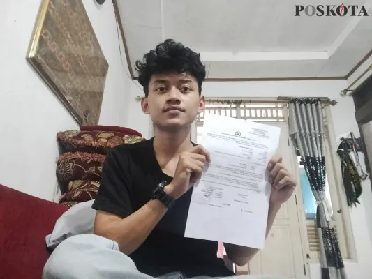 Foto: Rizki Damas Nugraha (20) alias Sadam sepeda motornya raib dicuri oleh 2 pelaku ngaku anggota Polsek Sukmajaya. (Poskota/Angga Pahlevi)