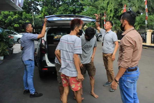 Foto: Polsek Kalideres mengamankan tersangka pengeroyokan pecandu narkoba. (Ist.)