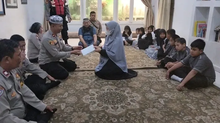 Foto: Kapolsek Mampang Prapatan Kompol Mashuri memberikan makanan dan santunan 50 anak yatim piatu di rumah yatim, Jaksel. (Ist.)