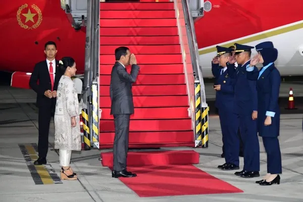 Foto: Presiden RI Joko Widodo tiba di tanah air di Bandara Halim Perdanakusuma, Jakarta Timur, usai bertemu Presiden RRT atau Cina Xi Jinping. (Ist.)