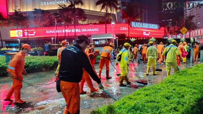 Petugas pelangi Pemkot Jakpus melakukan pembersihan trotoar jelang hari kemerdekaan dan KTT Asean.  (deny)