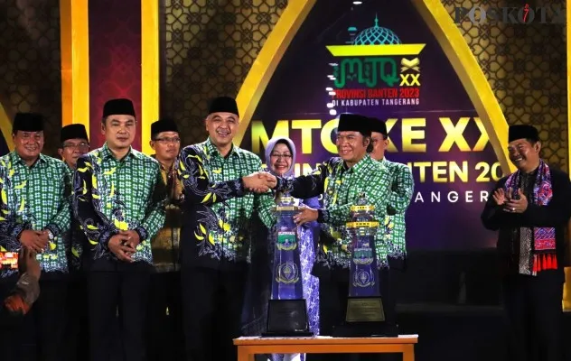 Bupati Tangerang saat menerima piala juara umum MTQ ke-20 Tingkat Provinsi Banten.  (Foto/Veronica)