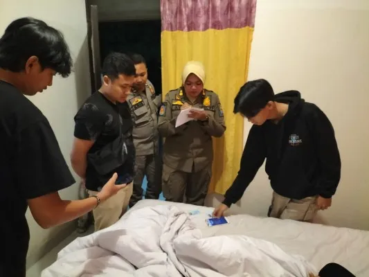 Petugas gabungan mengaman sejumlah pasangan bukan suami-istri dalam kamar kos di Kota Bgor. (Ist)