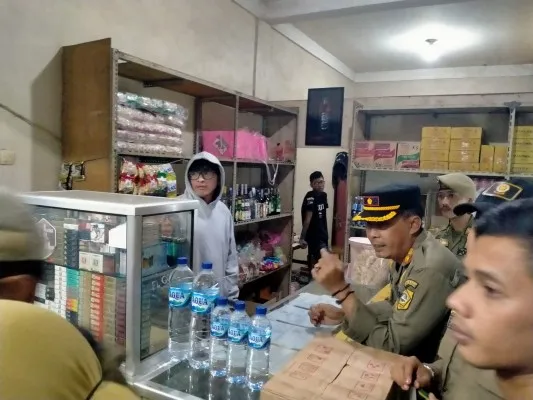 Satpol-PP Kabupaten Bogor sidak 3 warung kelontong di ciseeng (ist)