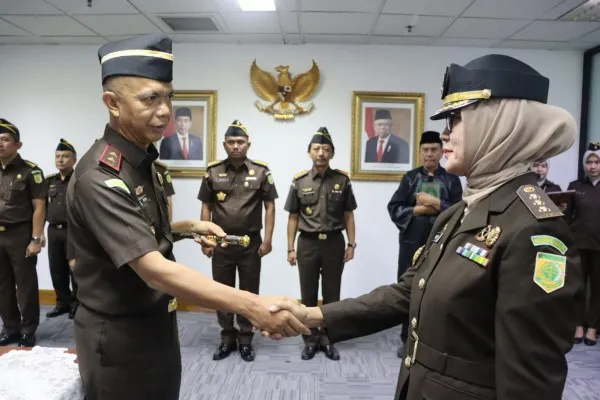 Foto: Kajati DKI Jakarta Reda Manthovani melantik Asisten Pidana Militer (Aspidmil) Kolonel (Chr) Ainur Rochmaini. (Ist.)