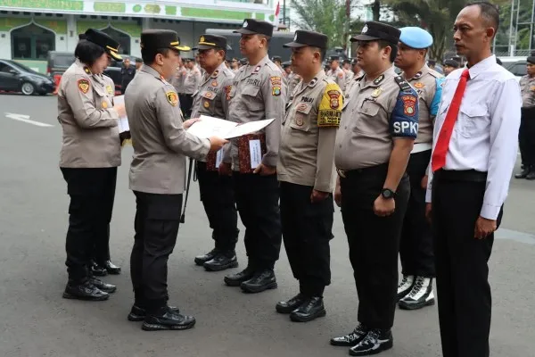 Kapolres Jakarta Selatan, Kombes H.Ade Ary memberikan penghargaan kepada anggota berprestasi. (Ist)