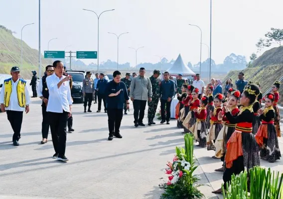 Foto: Presiden RI Jokowi resmikan tol Ciawi-Sukabumi, Jawa Barat. (biro pers)