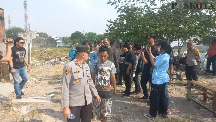 Foto: Polsek Palmerah menggrebek Kampung Boncos, Palmerah, Jakarta Barat 5 pengguna narkoba dicokok. (Poskota/Pandi Ramedhan)