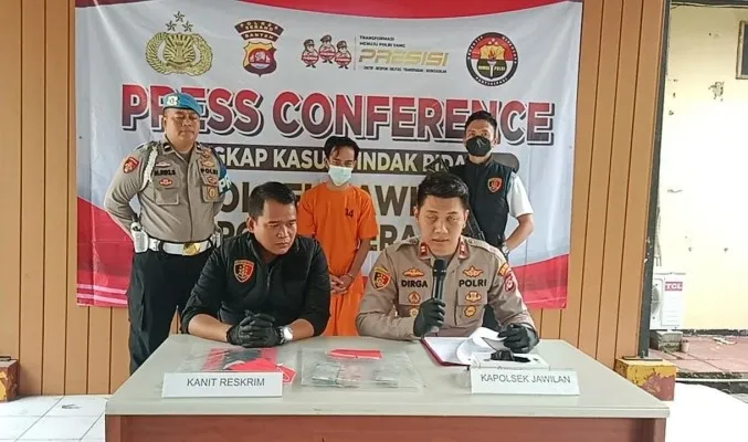 Kapolsek Jawilan Iptu Dirga Abriawan didampingi Kanitreskrim Ipda Edi Suryadi saat konferensi pers kasus pencurian uang. (ist)