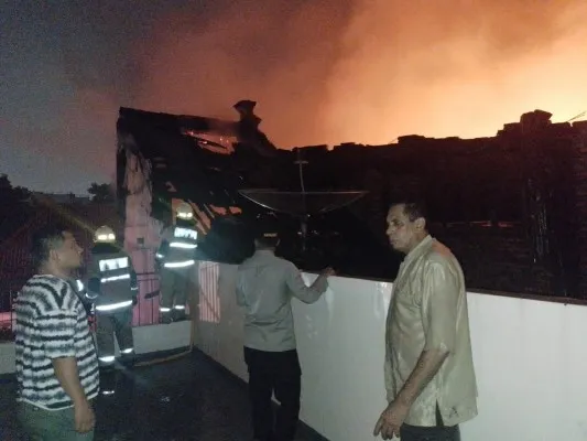 Foto: Kebakaran melanda bangunan rumah tinggal di Jalan Pekojan Raya, Pekojan, Tambora, Jakarta Barat, Kamis (10/8/2023) malam. (Ist)