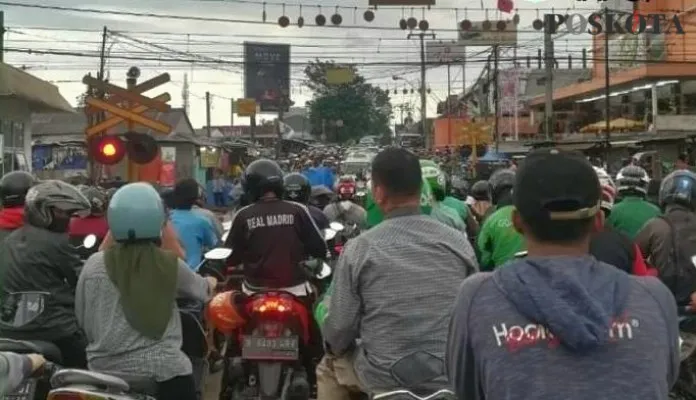 Kemacetan di Kota Tangsel menjadi penyumbang terbesar polusi udara. (Veronica)