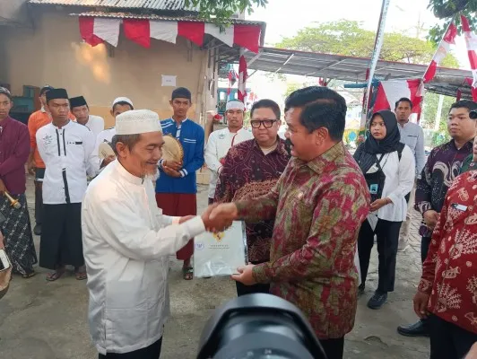 Foto: Menteri ATR/BPN Hadi Tjahjanto memberikan 386 Sertifikat Tanah PTSL ke warga Kepulauan Seribu, Jakarta. (Ist.)